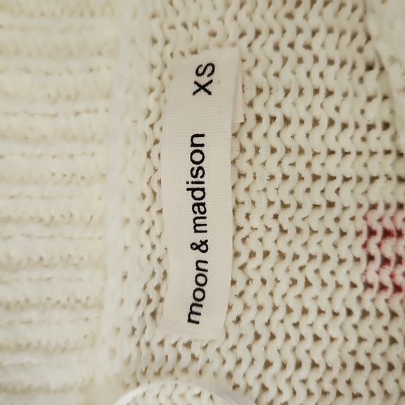 Moon & Madison Chunky Knit Heart Sweater - Picture 3 of 4